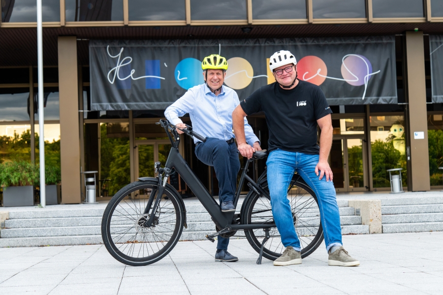 Landrat Christoph Rüther und HNF-Geschäftsführer Jochen Viehoff sind bereit für die „Nixdorf-Entdeckertour“ (Foto: HNF).